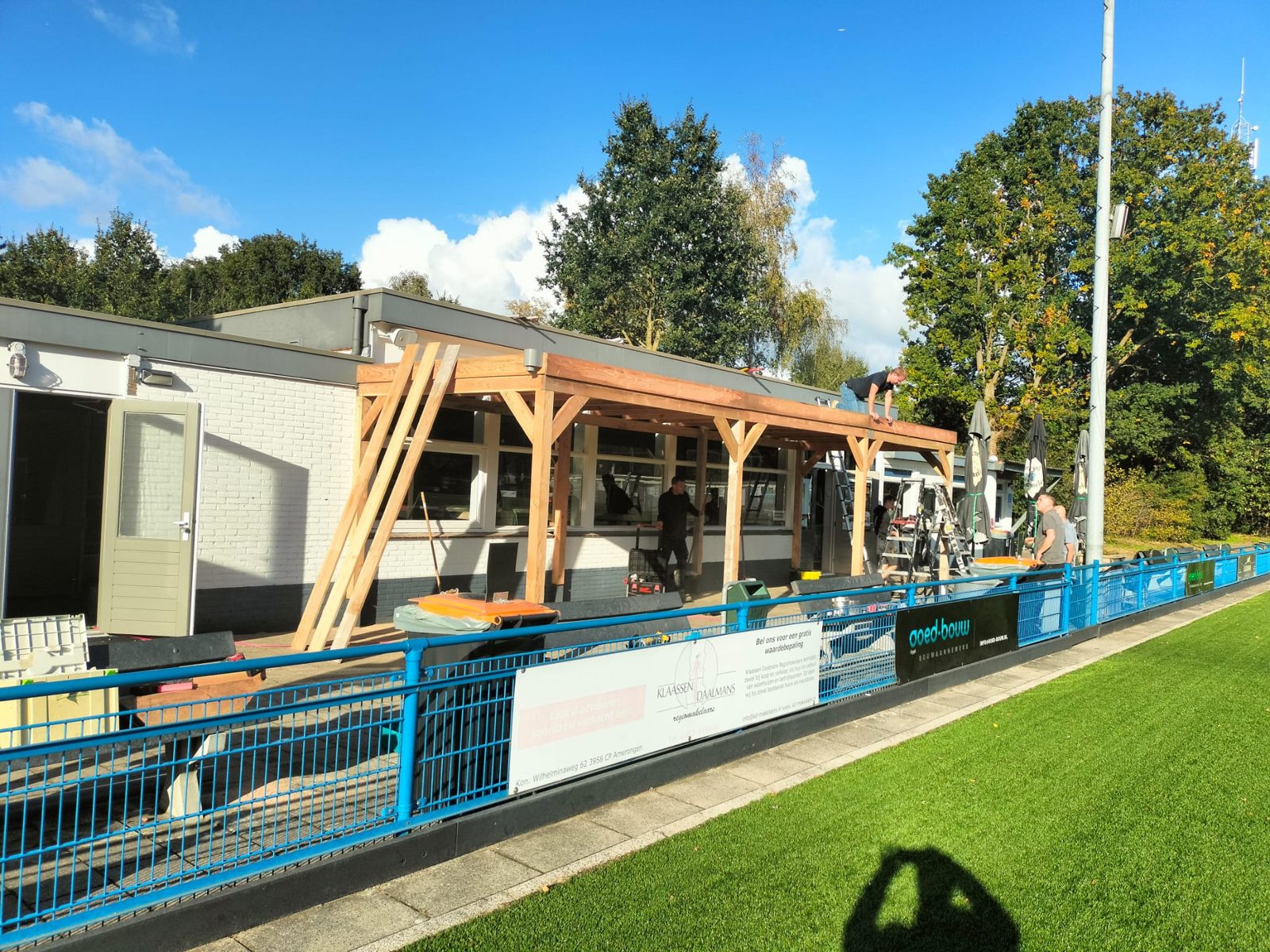 De overkapping in aanbouw bij de kantine op De Burgwal